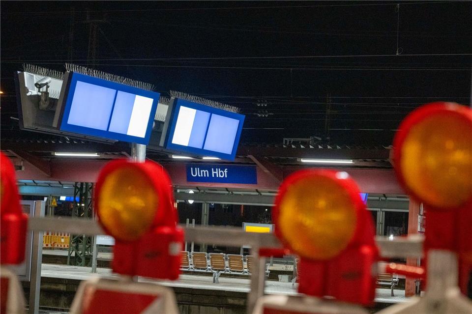 Der Fernverkehr wird umgeleitet.Stefan Puchner/dpa