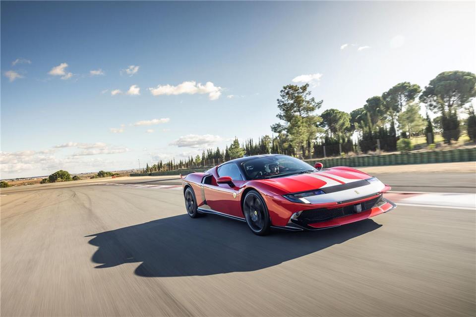Der Ferrari 849 Testarossa tritt die Nachfolge des SF90 an, und kombiniert einen V8-Biturbo mit drei Elektromotoren.Ferrari/dpa-tmn