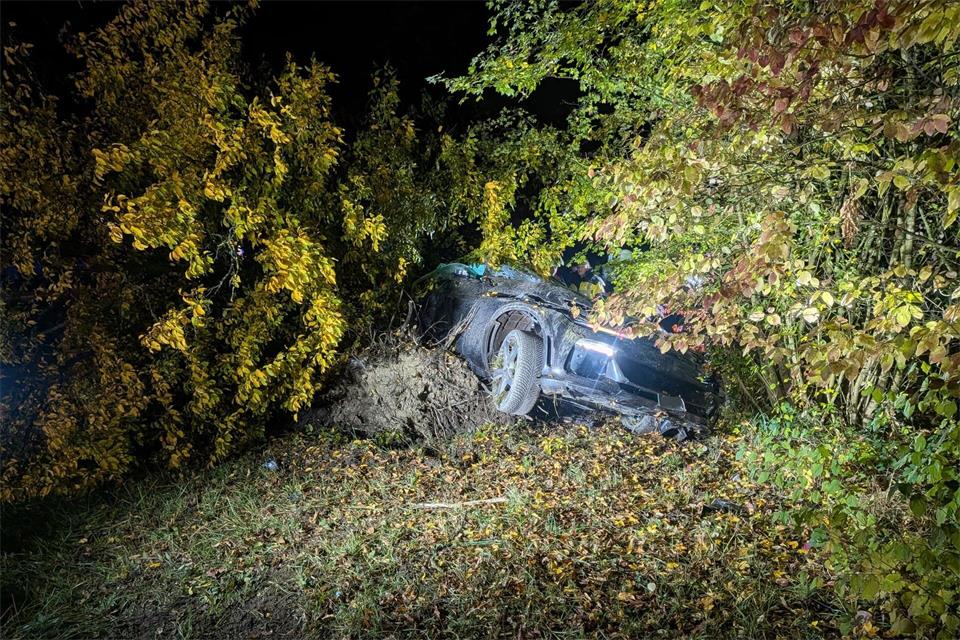 Der Ferrari wurde bei dem Unfall völlig zerstört.Freiwillige Feuerwehr Engen/dpa