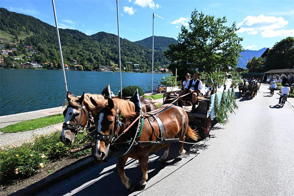 Der Festzug führte direkt am Tegernsee vorbei.Felix Hörhager/dpa