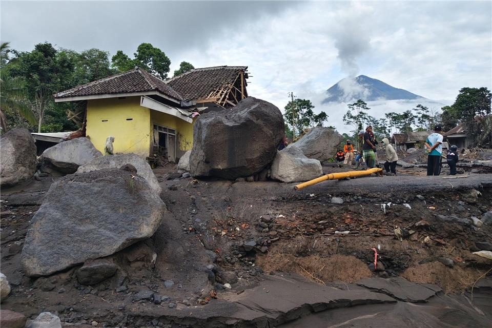 Der Feuerberg brodelt weiter.Wawan Sugiarto/AP/dpa