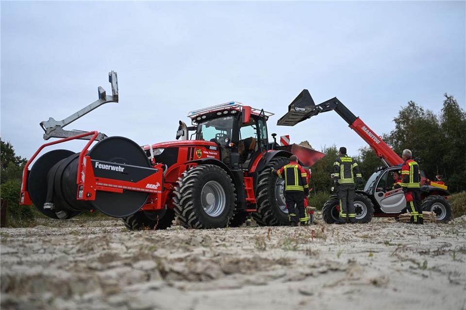 Der Feuerwehr-Trecker kann mit verschiedenen Modulen ausgerüstet werden - hier etwa mit einer Schlauchhaspel und einer Sandsackfüllmaschine. Lars Penning/dpa