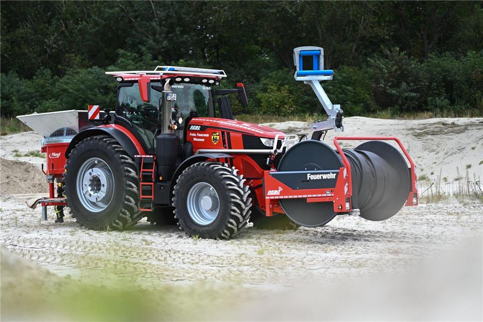 Der Feuerwehr-Trecker wird von der Wehr in Wiesmoor im Rahmen eines Forschungs- und Entwicklungsprojektes getestet. Lars Penning/dpa