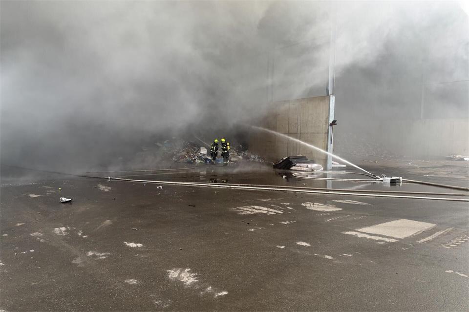 Der Feuerwehr ist es gelungen, ein Ausbreiten des Brandes auf weitere Gebäude zu verhindern.