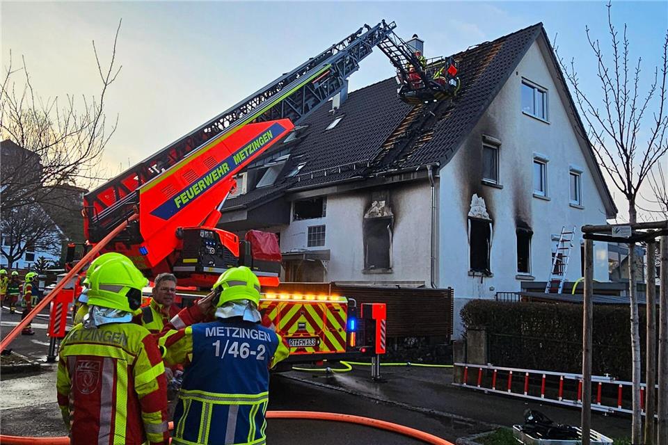 Der Feuerwehreinsatz in dem Mehrfamilienhaus dauerte bis zum Nachmittag. Andreas Rosar/dpa