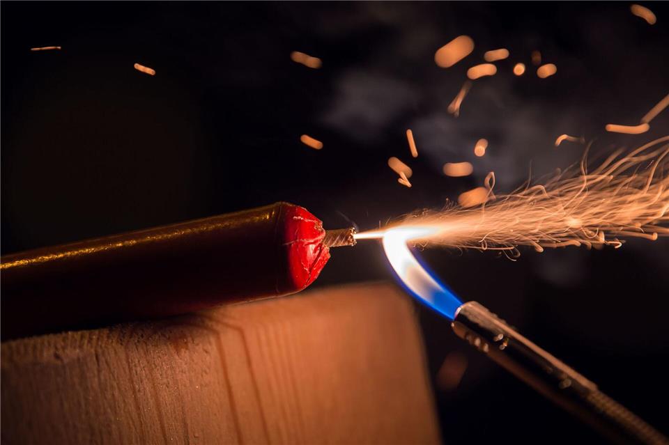 Der Feuerwerkskörper explodierte, während der Jugendliche ihn in der Hand hielt. (Symbolbild)Lino Mirgeler/dpa