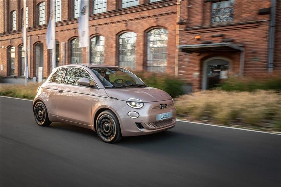 Der Fiat 500e bietet in der Einstiegsvariante eine geringe Reichweite und überzeugt nicht beim Schnellladen. Als Zweitwagen oder für Singles, die wenig Platz brauchen, eignet er sich aber gut. -/Stellantis/dpa-tmn