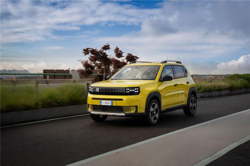 Der Fiat Grande Panda bietet Platz und hat mit rund 320 Kilometern eine „ordentliche Reichweite“. -/Stellantis/dpa-tmn