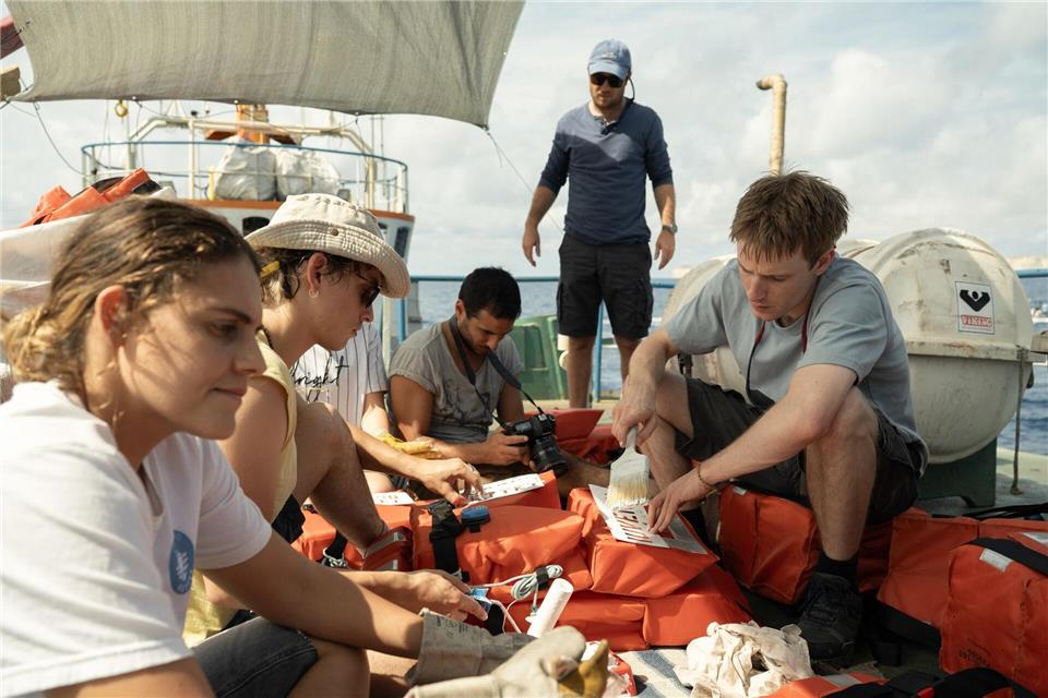 Der Film „23 000“ Leben erzählt von jungen Leuten, die eine Mission zur Rettung von Geflüchteten im Mittelmeer starten, mit Louis Hofmann (r) in einer Hauptrolle.Reiner Bajo/Netflix/dpa