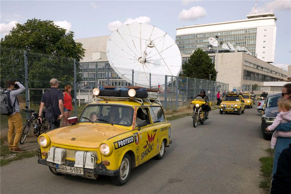 Der Filmemacher Dan Priban fährt mit seinem Trabi am Prager Sendezentrum des öffentlich-rechtlichen Tschechischen Fernsehens (CT) vorbei. (Archivbild)Michael Heitmann/dpa