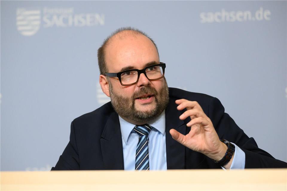 Der Finanzminister Christian Piwarz äußert sich zurückhaltend zur Aufnahme von Schulden. (Archivbild)Robert Michael/dpa