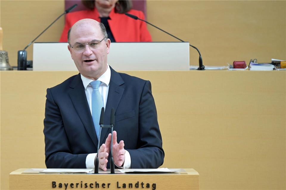 Der Finanzminister ist mit den bisherigen Behördenverlagerungen zufrieden.Malin Wunderlich/dpa