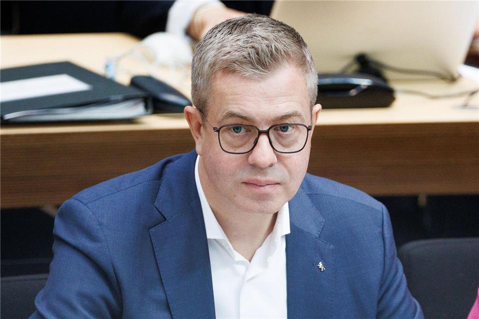 Der Finanzsenator warnt vor einem Kollaps der Sozialsysteme. (Archivbild)Carsten Koall/dpa