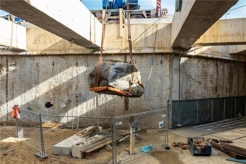 Der Findling wird aus der Baugrube gehoben.Hochbahn/dpa