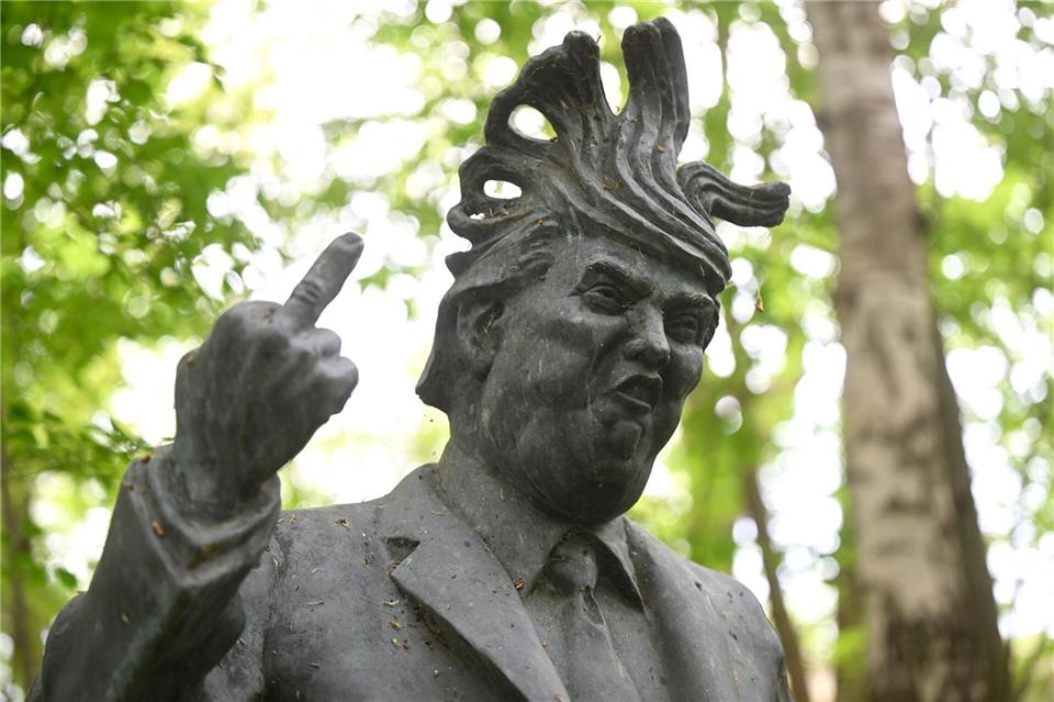 Der Finger steht - und die Haare auch: Ob Donald Trump seine Skulptur an der Ostsee gefallen würde?picture alliance/dpa