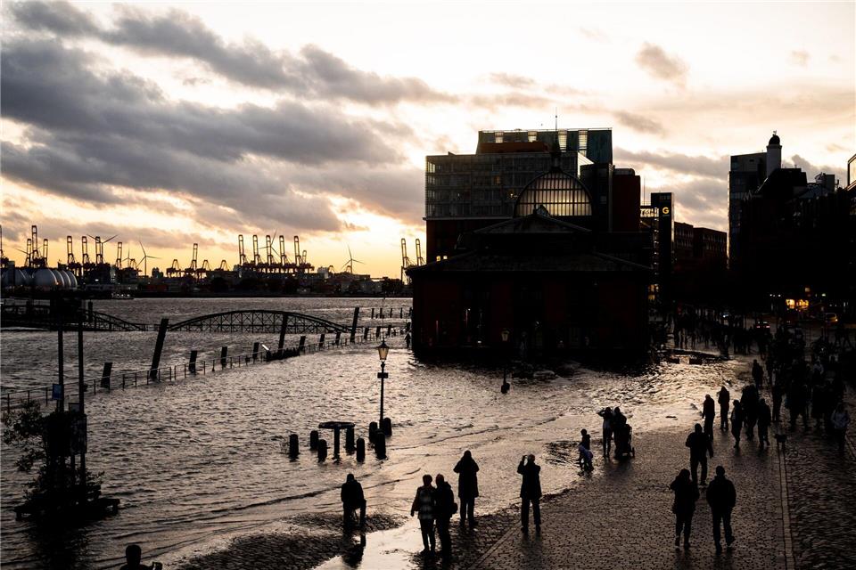 Der Fischmarkt an der Elbe im Hamburger Hafen steht während einer Sturmflut unter Wasser.Daniel Bockwoldt/dpa