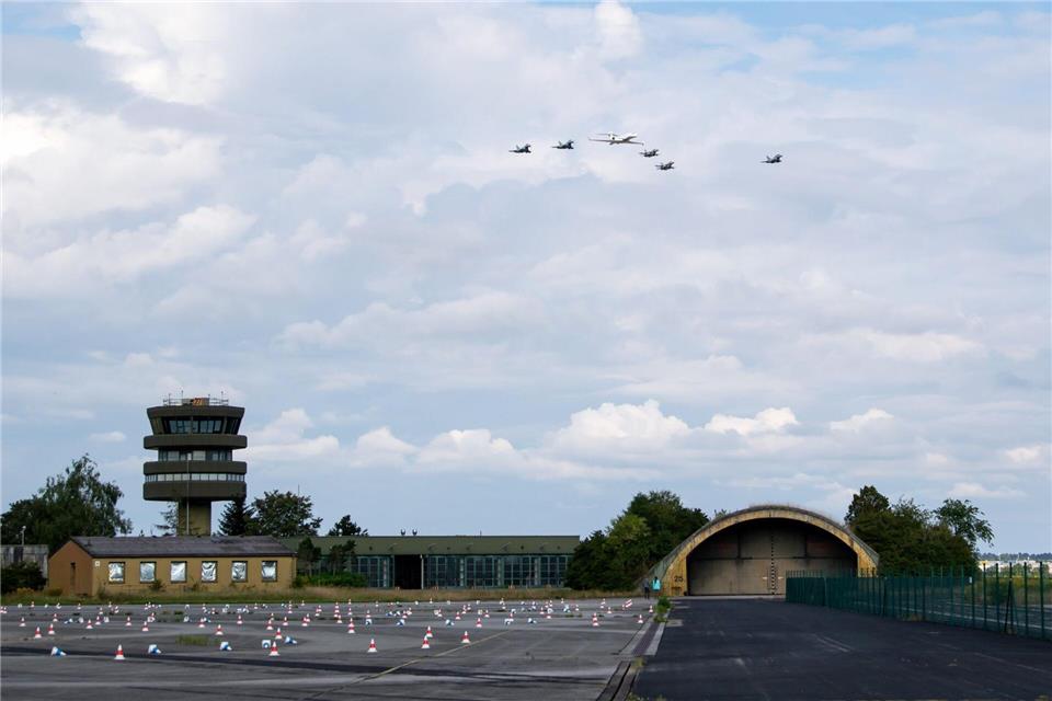 Der Fliegerhorst Fürstenfeldbruck kann auf eine lange und wechselhafte Geschichte zurückblicken. Nun ist klar: Die Bundeswehr will den Standort nicht bis 2030 aufgeben, sondern zur Ausbildung für die Luftwaffe nutzen. (Archivbild)Sven Hoppe/dpa