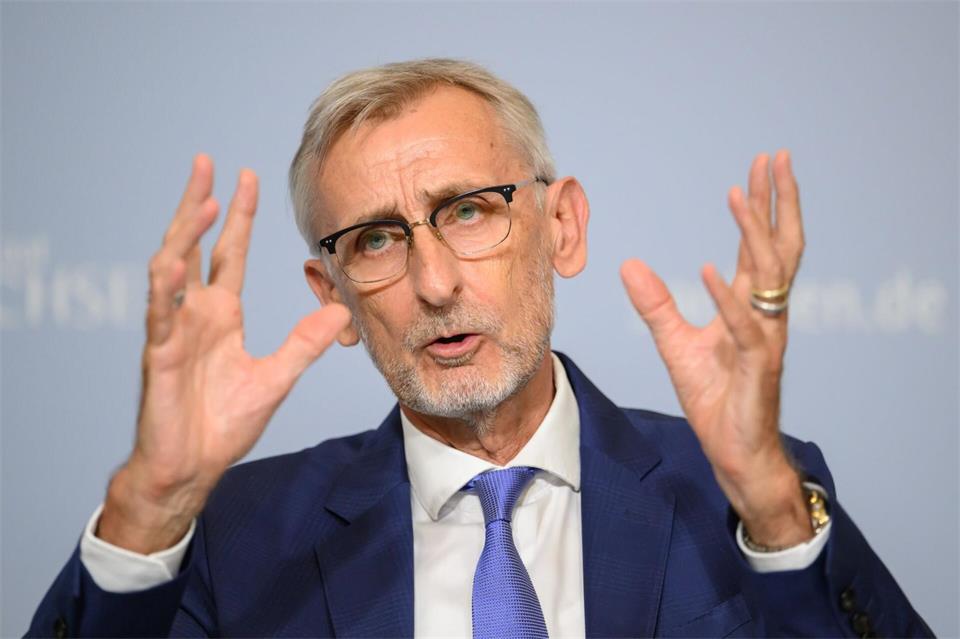 Der Flüchtlingsrat kritisiert Sachsens Innenminister Armin Schuster (CDU) für dessen Aussagen zum Thema Asyl. (Archivbild)Robert Michael/dpa