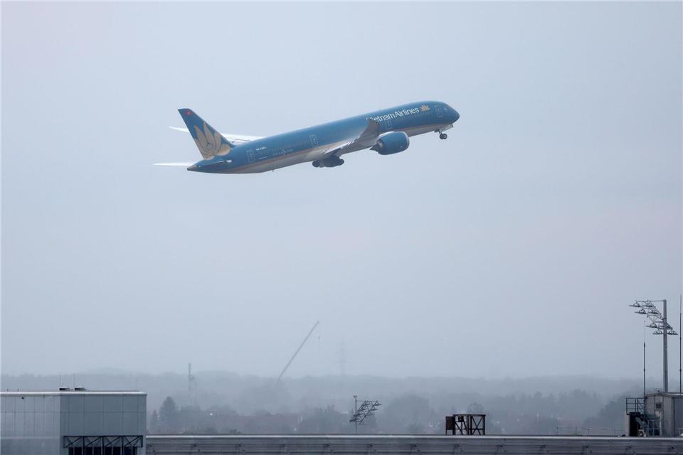 Der Flug VN34 startete wegen schlechten Wetters verspätet.Karl-Josef Hildenbrand/dpa