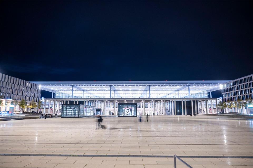 Der Flugbetrieb wurde um kurz nach 21. 00 Uhr wieder freigegeben.Christophe Gateau/dpa