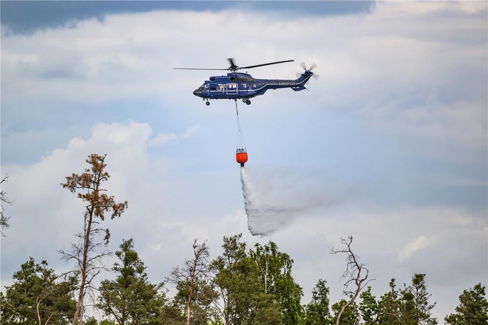 Der Flugdienst der Bundespolizei war in den vergangenen Tagen bei mehreren Waldbränden in Ostdeutschland im Einsatz.Robert Michael/dpa