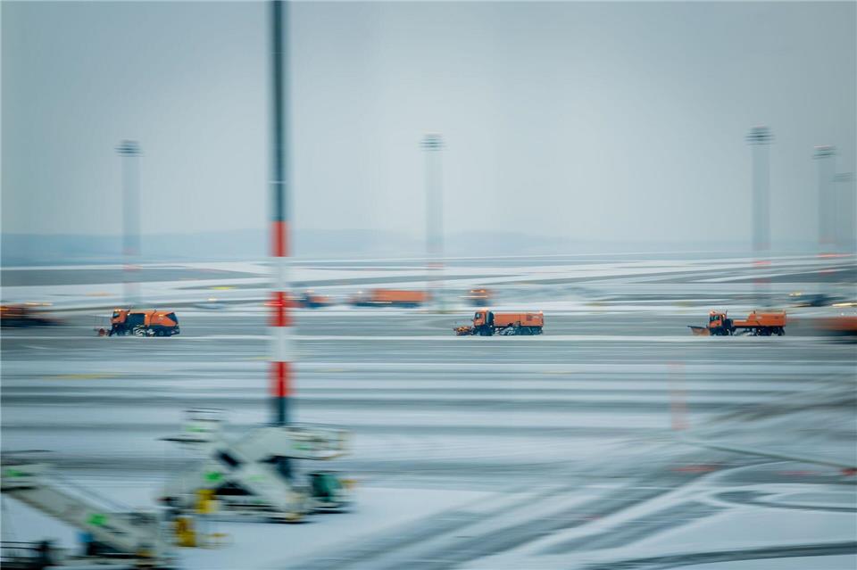 Der Flughafen BER hat den Betrieb wegen des Winterwetters eingestellt. Christoph Soeder/dpa