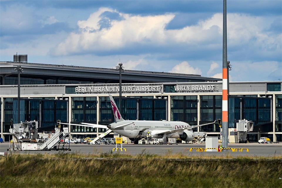 Der Flughafen Berlin hat Verbindungen nach Toulouse, Turin und Belfast verloren. (Archivbild) Jens Kalaene/dpa
