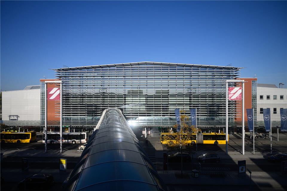 Der Flughafen Dresden steht vor einer Richtungsentscheidung: Ab 2027 will sich Sachsen-Anhalt nicht mehr an den Verlusten beteiligen (Archivbild) Robert Michael/dpa