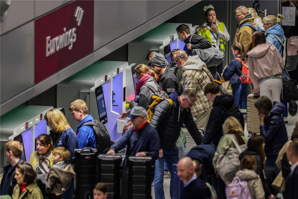 Der Flughafen Düsseldorf erwartet am Samstag knapp 53.000 Passagiere.Christoph Reichwein/dpa