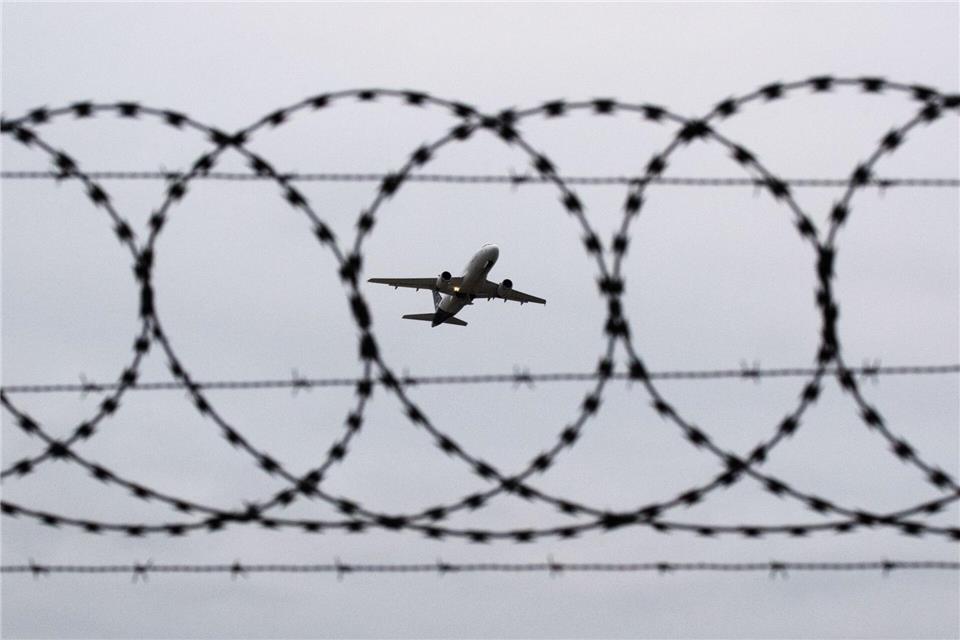 Der Flughafen Düsseldorf sei für Abschiebungen einer der wichtigsten bundesweit. (Archivbild)Julian Stratenschulte/dpa
