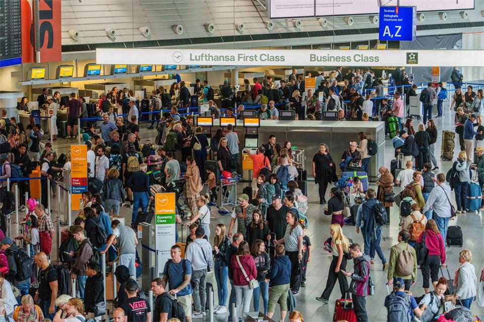Der Flughafen Frankfurt ist der größte bundesweit. (Archivbild)Andreas Arnold/dpa