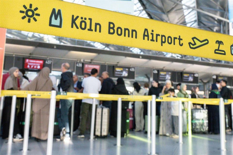 Der Flughafen Köln/Bonn erwartet am ersten Wochenende der Herbstferien rund 132.000 Reisende. Benjamin Westhoff/dpa