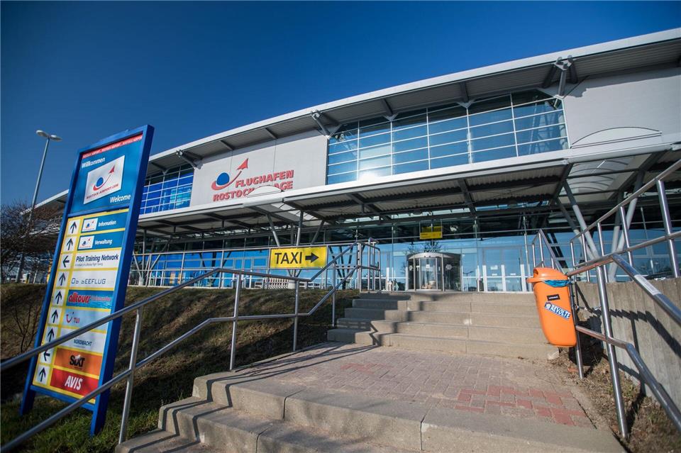 Der Flughafen Rostock-Laage soll nach Auffassung von Tourismusexperten mehr internationale Gäste nach MV locken.Jens B�ttner/dpa-Zentralbild/dpa