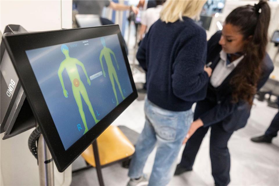 Der Flughafen Stuttgart übernimmt die Verantwortung für die Sicherheitskontrollen. (Archivbild)Marijan Murat/dpa