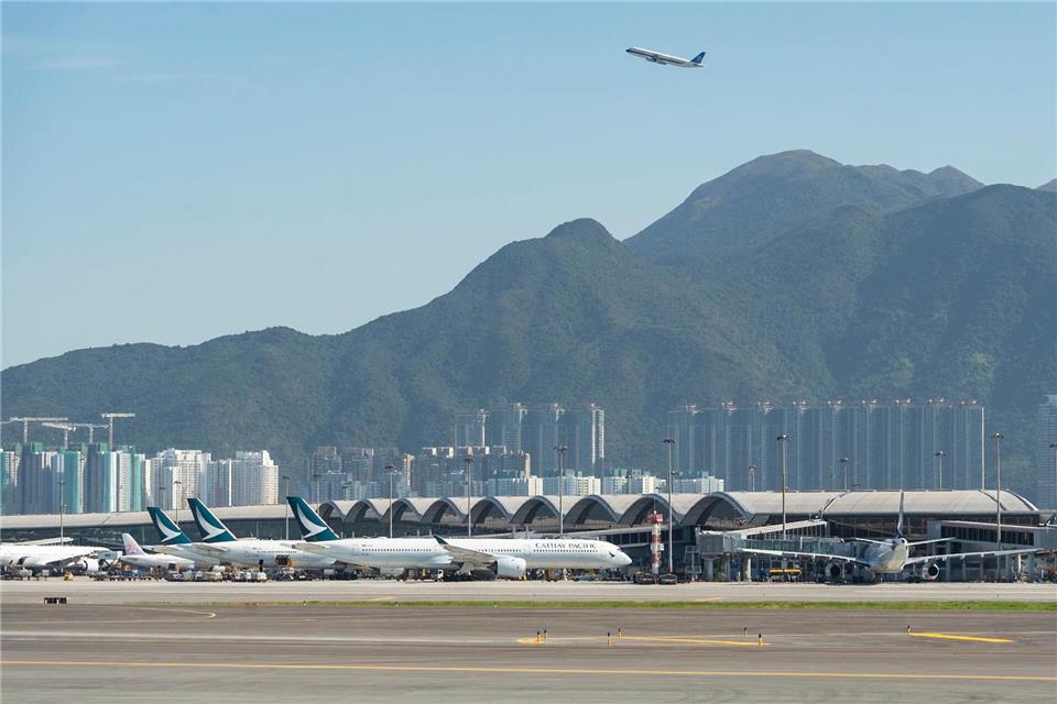 Tödlicher Unfall: Jumbo-Jet rutscht über Landebahn ins Meer Der Flughafen in Hongkong ist ein wichtiges internationales Drehkreuz. (Archivbild)Chan Long Hei/AP/dpa