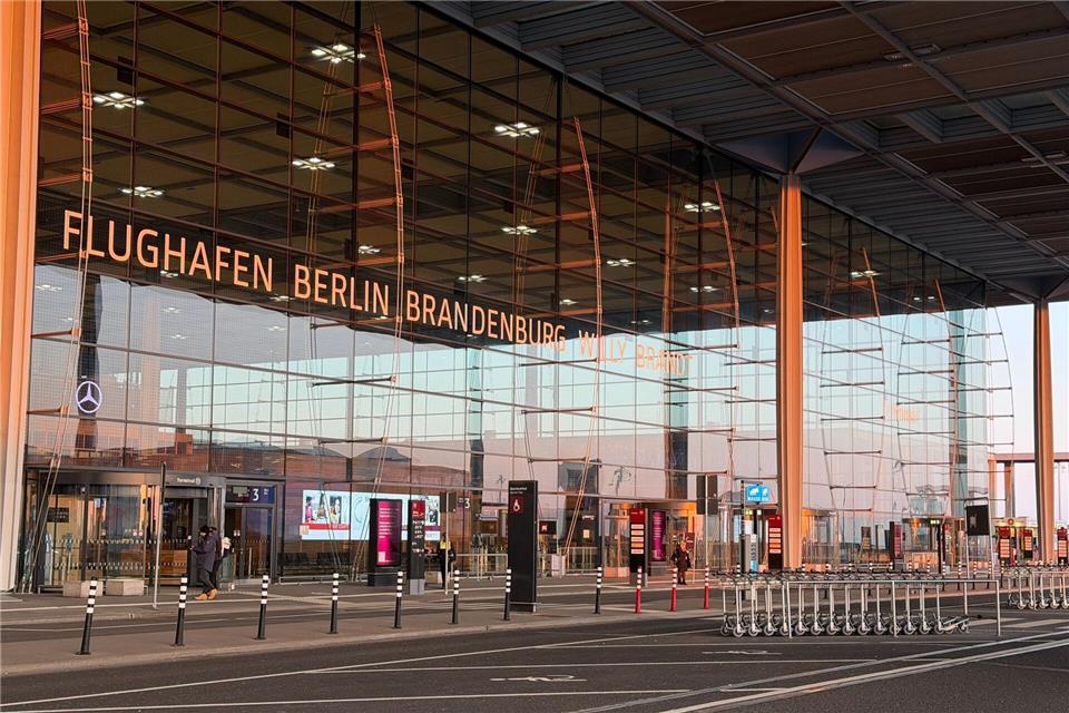 Der Flughafen war aufgrund eines Warnstreiks am Morgen nahezu menschenleer.Dominik Kotzur/dpa