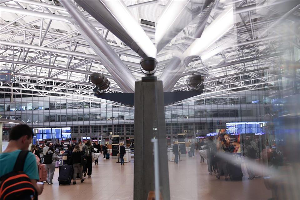 Der Flughafen will bis 2035 im eigenen Betrieb keine CO2-Emissionen verursachen. (Archivbild)Christian Charisius/dpa