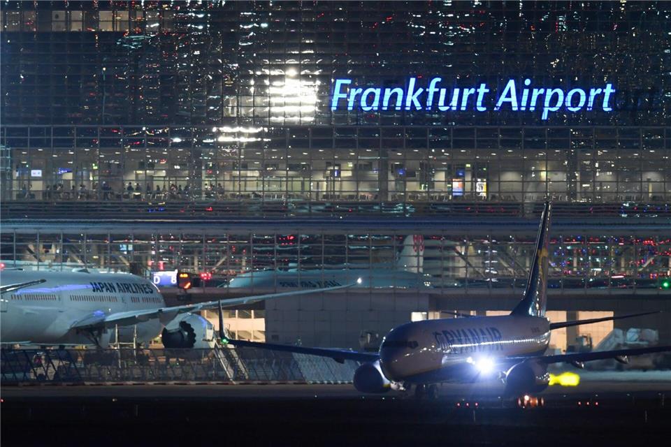 Der Flughafenbetreiber begründet die Änderungen mit der Sicherheit des Luftverkehrs. (Archivbild)Arne Dedert/dpa