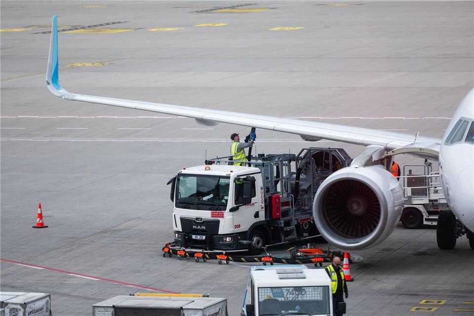 Der Flughafenverband ACI Europe warnt vor einer Kerosin-Knappheit.Christophe Gateau/dpa