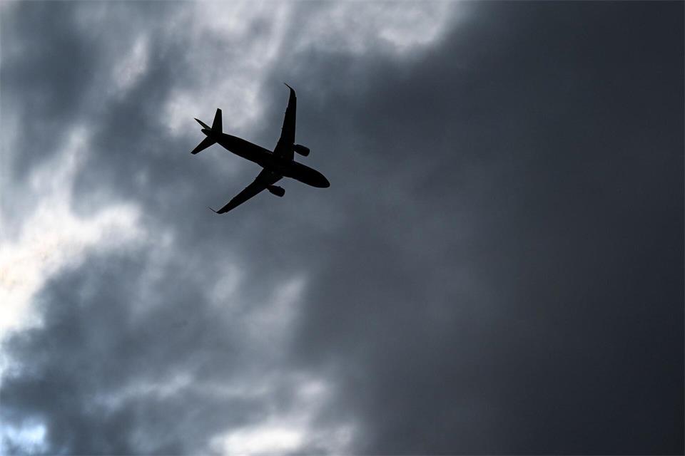 Der Flughafenverband ADV kritisiert die Rahmenbedingungen, mit denen die Luftfahrt in Deutschland konfrontiert ist. (Symbolbild)Jens Kalaene/dpa