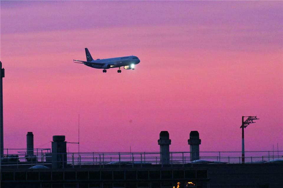 Der Flugverkehr soll stärker in das Treibhausgashandelssystem einbezogen werden. (Symbolbild)Malin Wunderlich/dpa