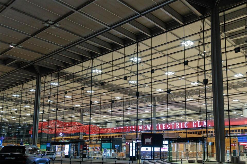 Drohnen-Sichtung – Keine Beeinträchtigungen mehr am BER Der Flugverkehr wurde nach der Sichtung für knapp zwei Stunden eingestellt. Carsten Koall/dpa