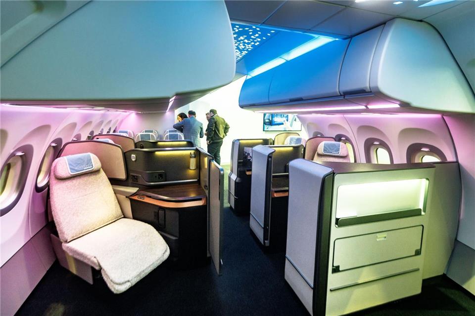 Der Flugzeughersteller Airbus präsentiert eine Kabine. (Archivbild) Markus Scholz/dpa