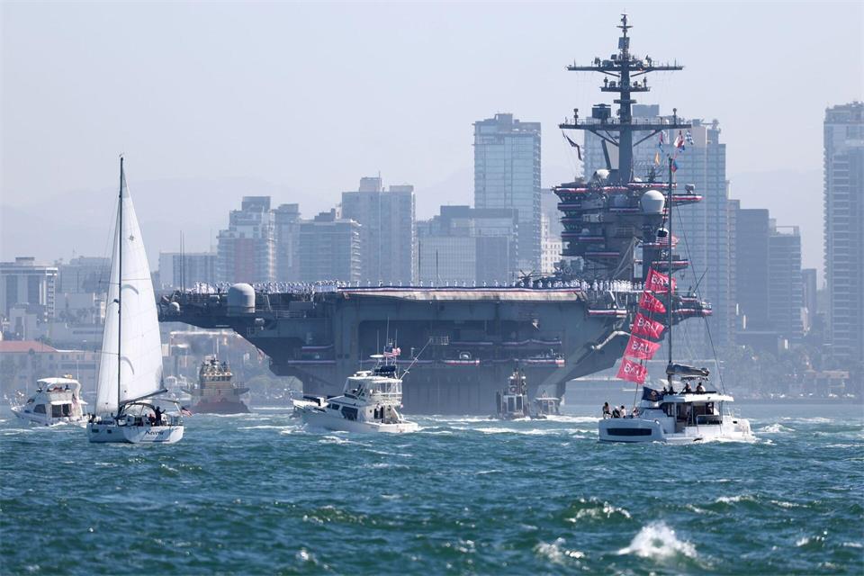 Der Flugzeugträger „USS Abraham Lincoln“ kehrt nach seinem Einsatz in die Bucht von San Diego zurück.Karl Anderson/AP/dpa