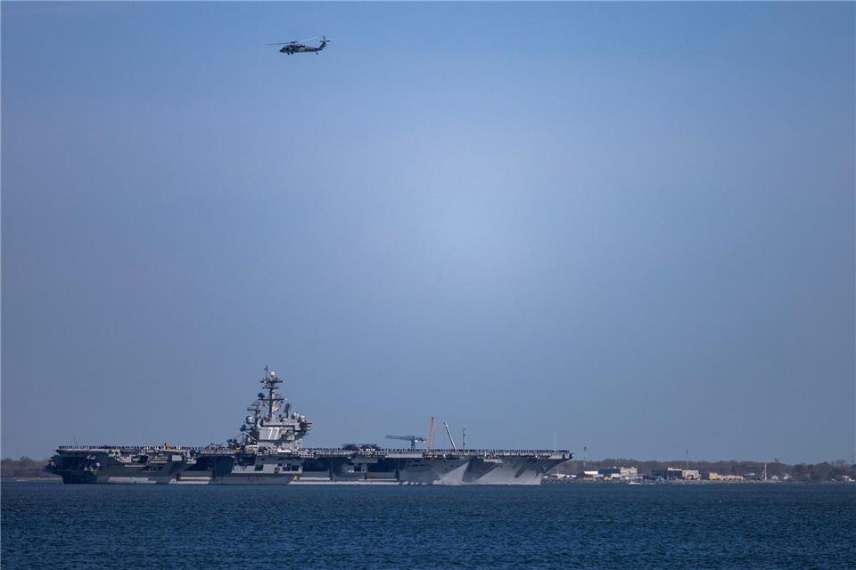 Der Flugzeugträger „USS George H.W. Bush“ ist bereits der dritte der US-Marine in der Krisenregion im Mittleren Osten.Kendall Warner/The Virginian-Pilot via AP/dpa