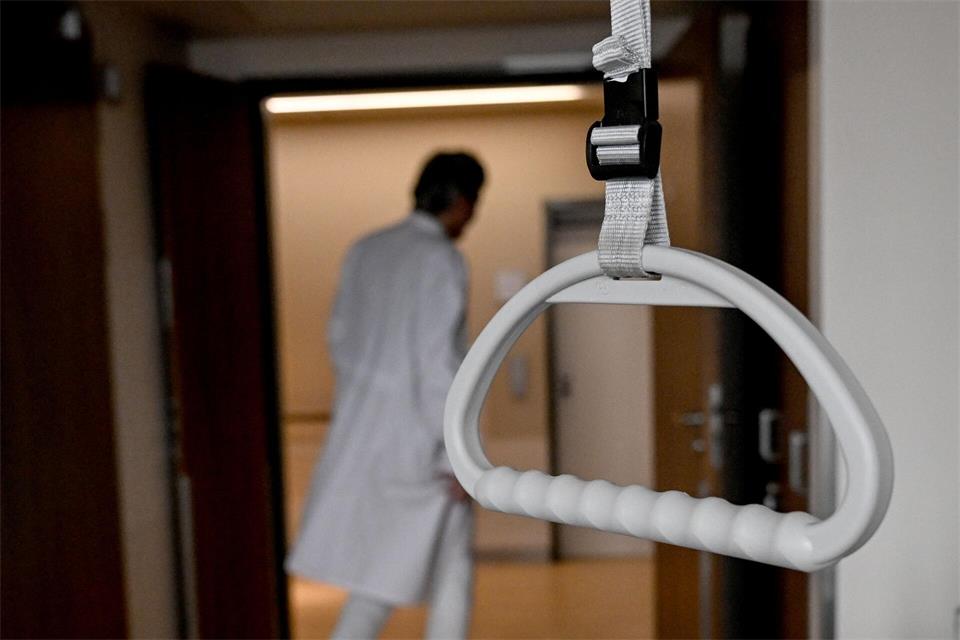 Der Fokus liegt auf weniger komplexen Erkrankungen, deshalb wird auch weniger ärztliches Personal benötigt. (Symbolbild)Britta Pedersen/dpa