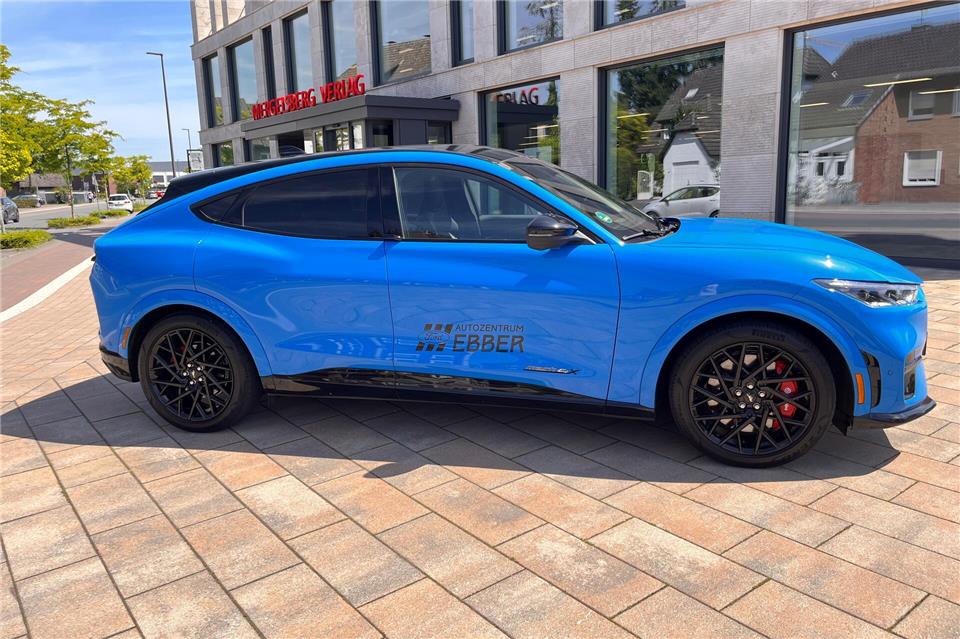 Der Ford Mustang Mach-E GT in der Gesamtansicht – sportliche Linien treffen auf modernes Elektrodesign.