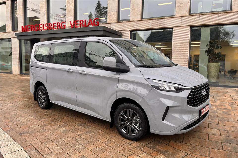 Der Ford Tourneo Custom – hier als spritziges Dieselfahrzeug mit 170 PS, Automatikgetriebe und großzügigem Panoramadach.