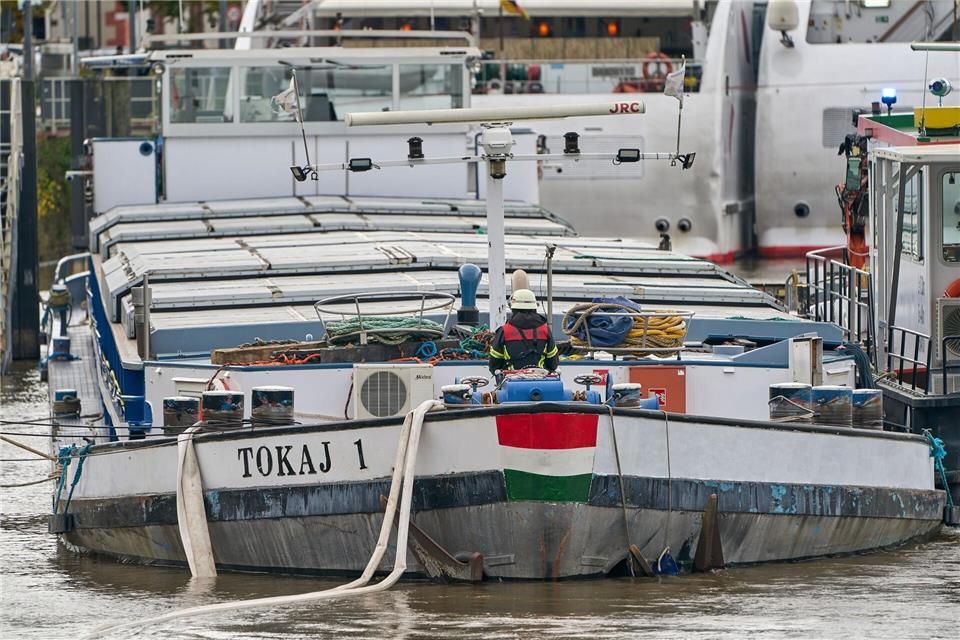Havarie-Frachter liegt weiter am Moselufer Der Frachter wird ausgepumpt.Sascha Ditscher/dpa