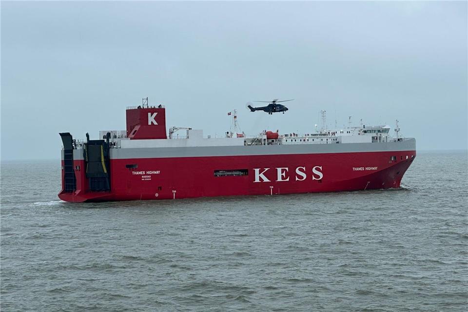 Der Frachter wurde zurück in den Emder Hafen geschleppt.--/Havariekommando/dpa